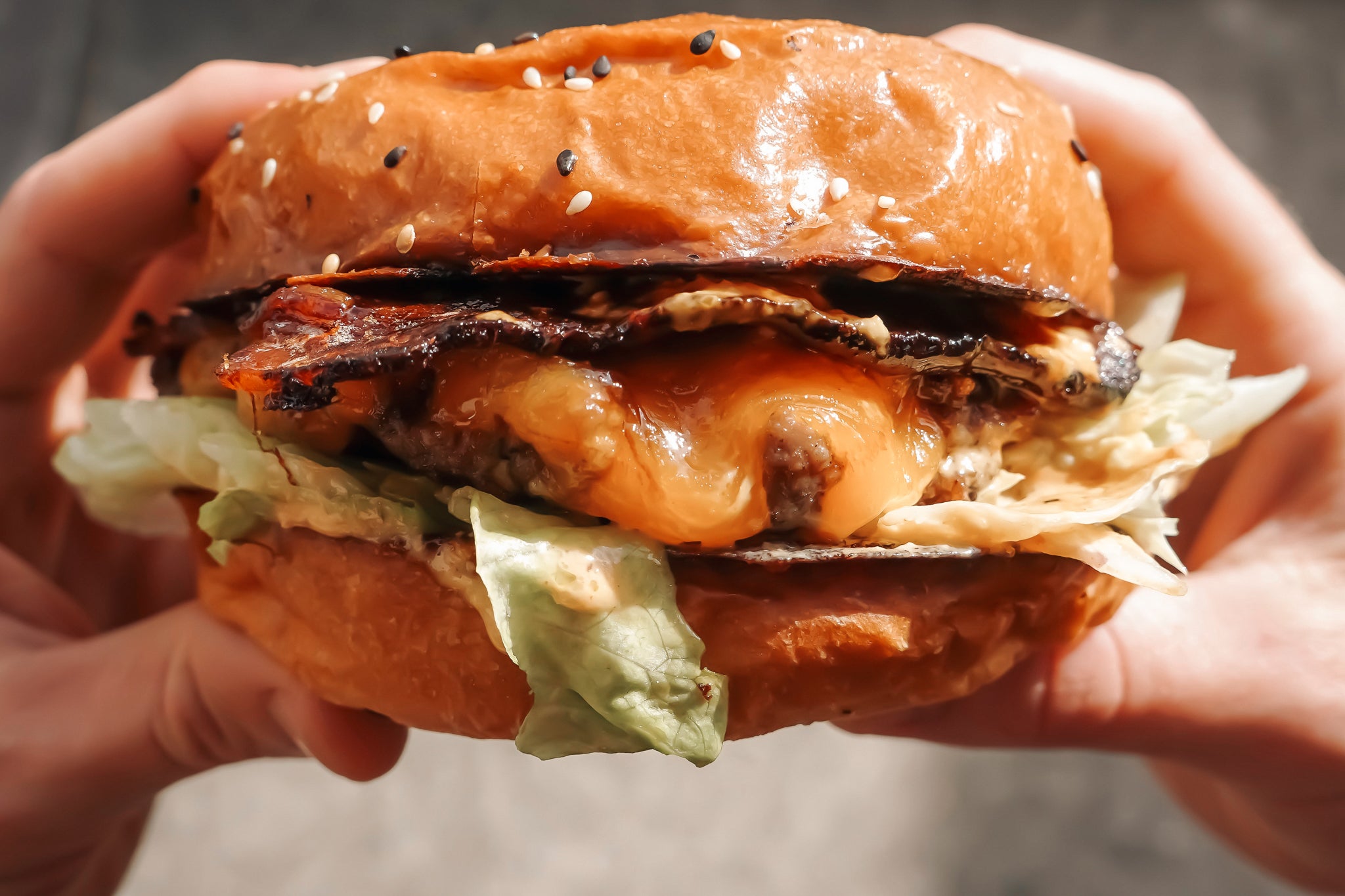 Photo d'un burger en gros plan - Crédit Photo : Carles Rabada