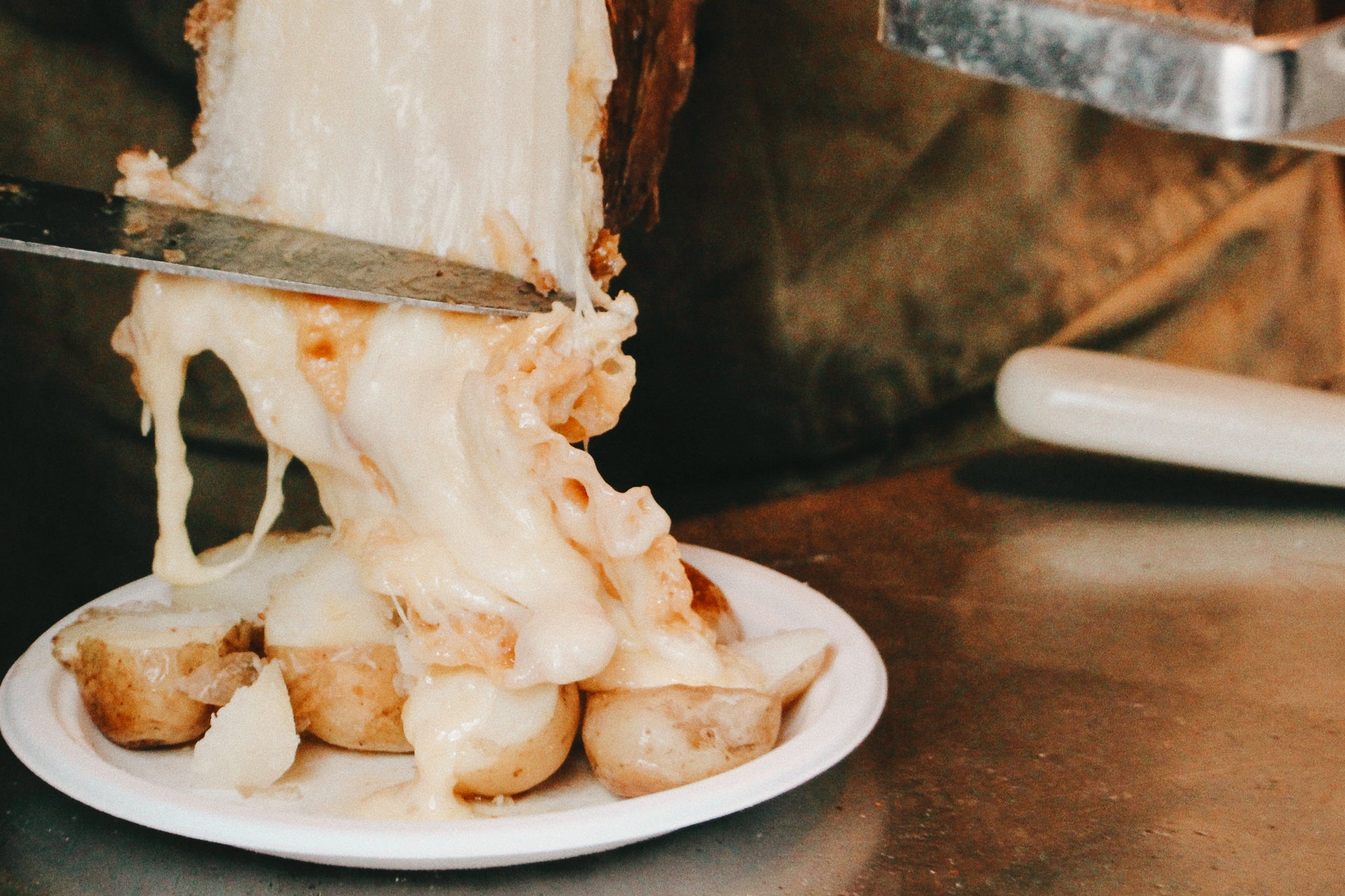Photo de raclette coulant sur des pomme de terre - Crédit Photo : Ellena Mcguinness