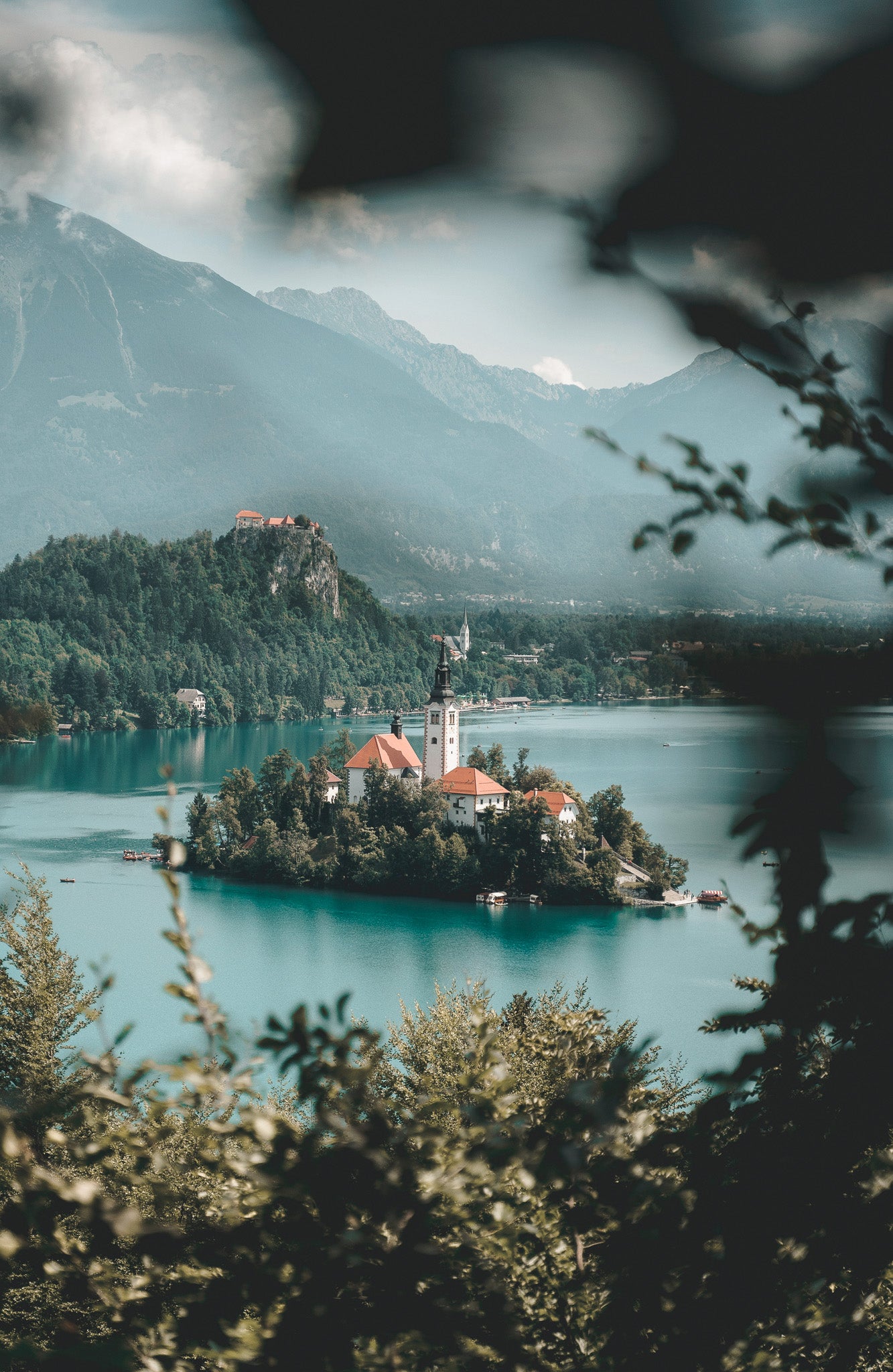 Vue d'une petite île avec une église sur un lac en Slovénie - Crédit Photo : Alex Azabache